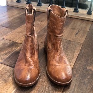6.5 FRYE Anna shortie